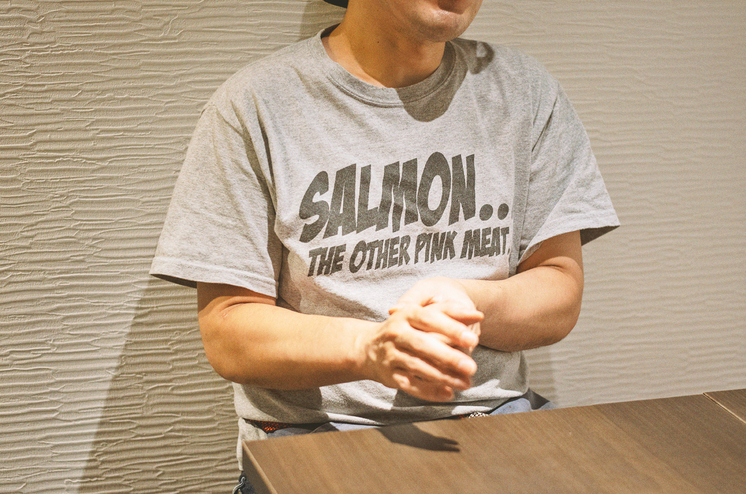 SALMONの文字のTシャツを着た藤井さん