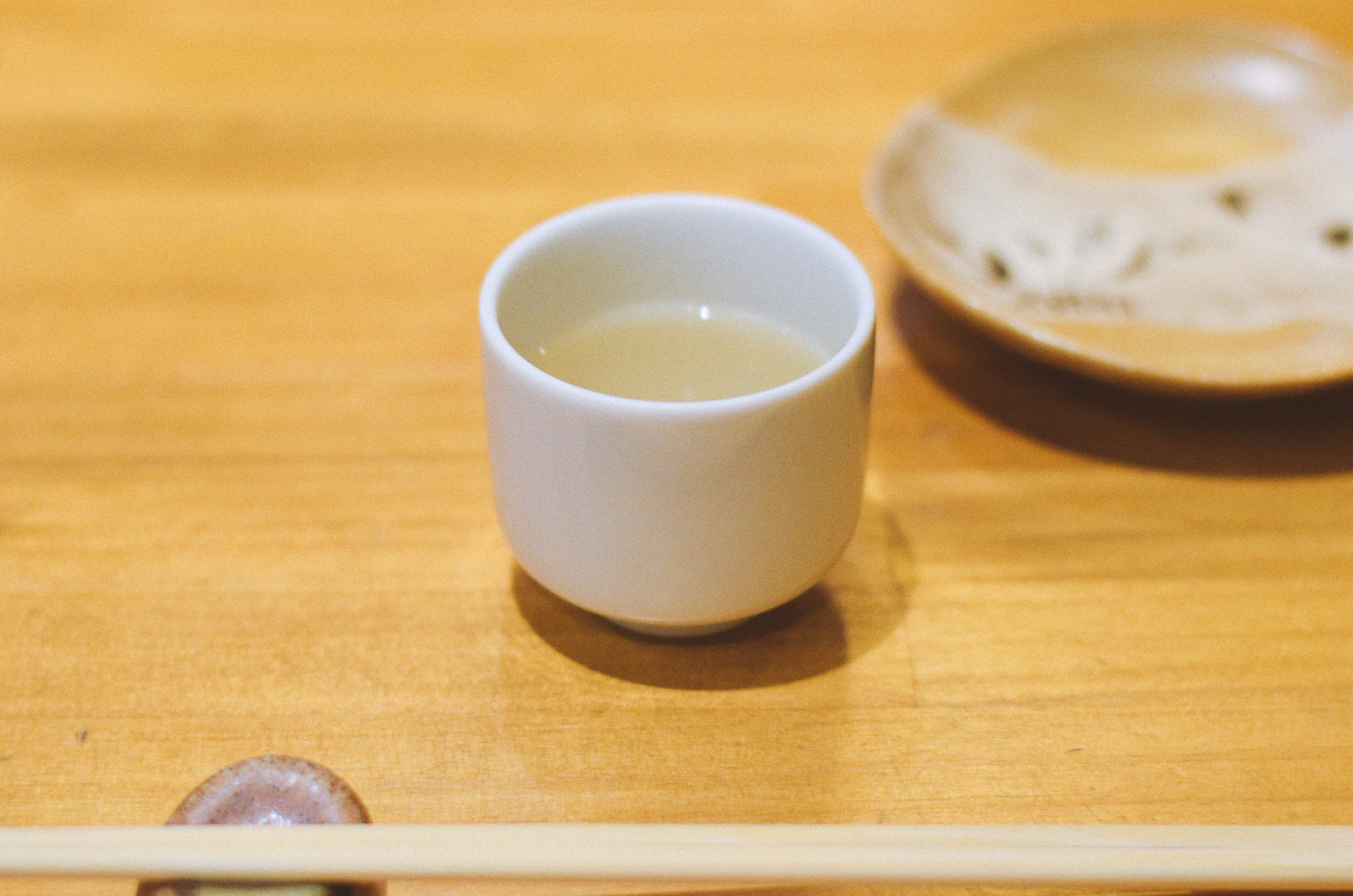 突き出しの濃厚鶏スープ