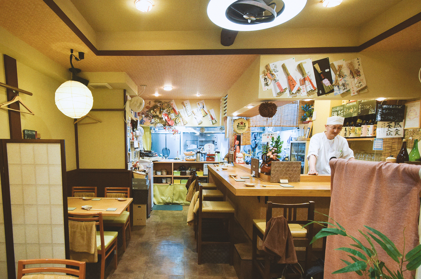 カウンターもある落ち着いた店内