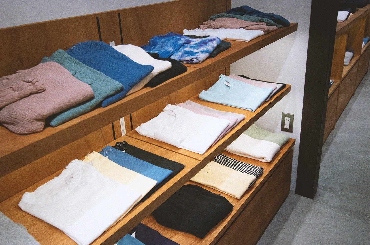 山城店舗内　商品が並べられている棚