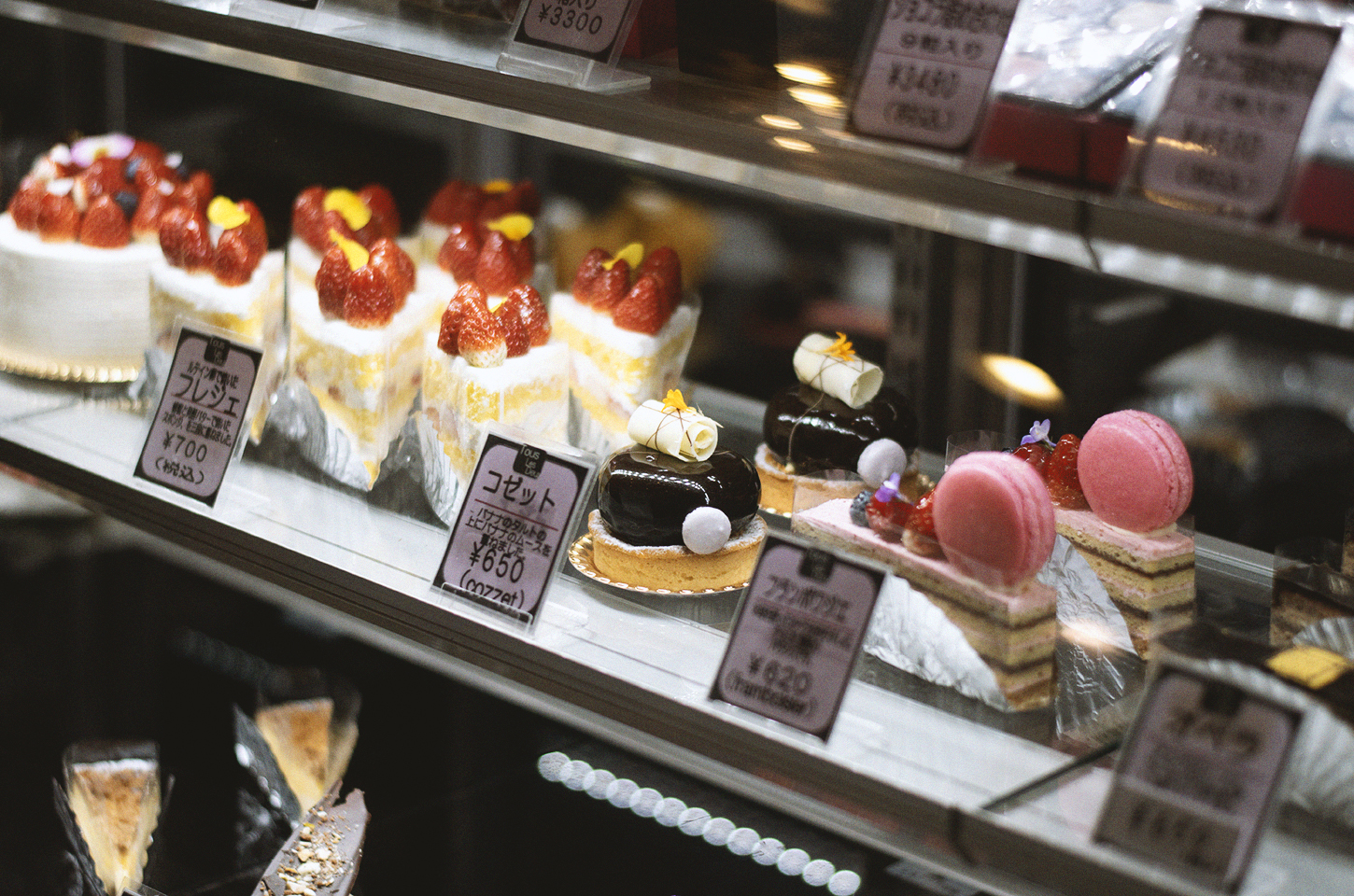 ショーケースに並ぶケーキ